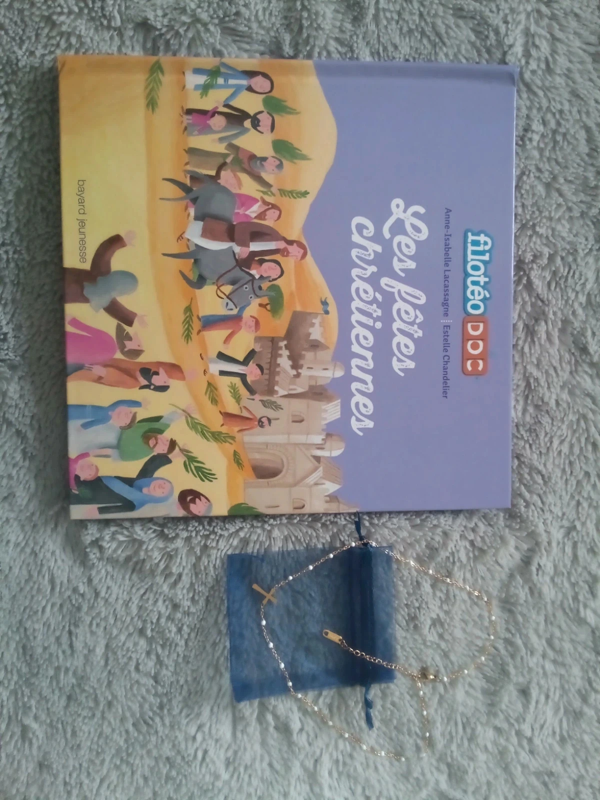 Livre ludiques sur les fêtes chrétiennes + collier croix – photo 2